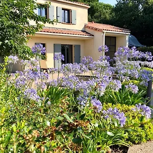 https://le-jas-du-pebrier.fr-provencehotel.com