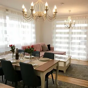 White Vintage Park View Apartment Wien